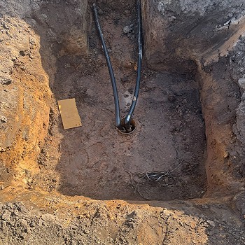 2 bibell yn rhedeg i mewn i dwll yn y ddaear